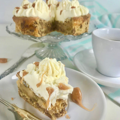 Chocolate chip cookietårta med cheesecakefrosting