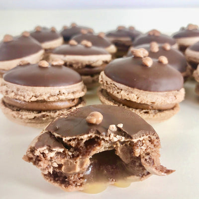 Macarons deluxe med choklad och kolasås