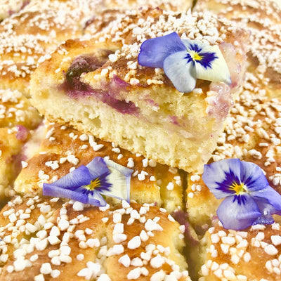 Saftiga blåbärsbullar med vanilj i långpanna