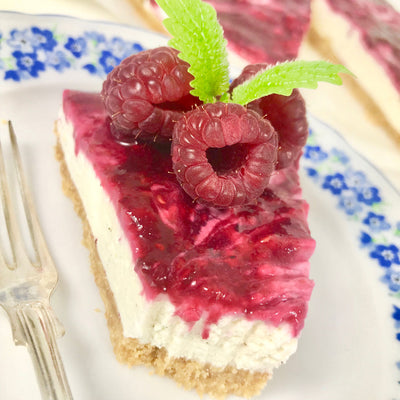 Cheesecake med hallon- och blåbärsswirl (no bake)