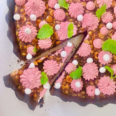 Nötkolapaj med choklad och vispad hallonpannacotta