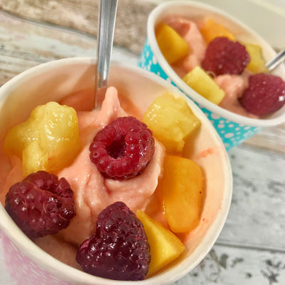 Yoghurtglass med hallon, mango och ananas