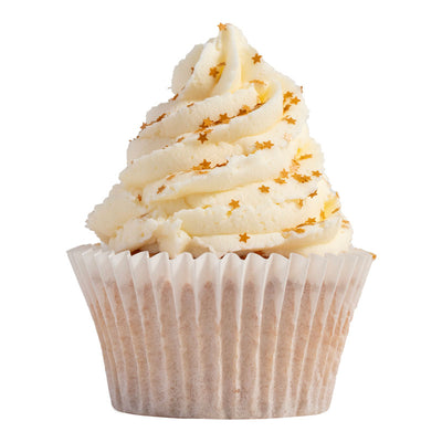 Vaniljcupcake dekorerad med ätbara guldstjärnor som glittrar i frostingen.