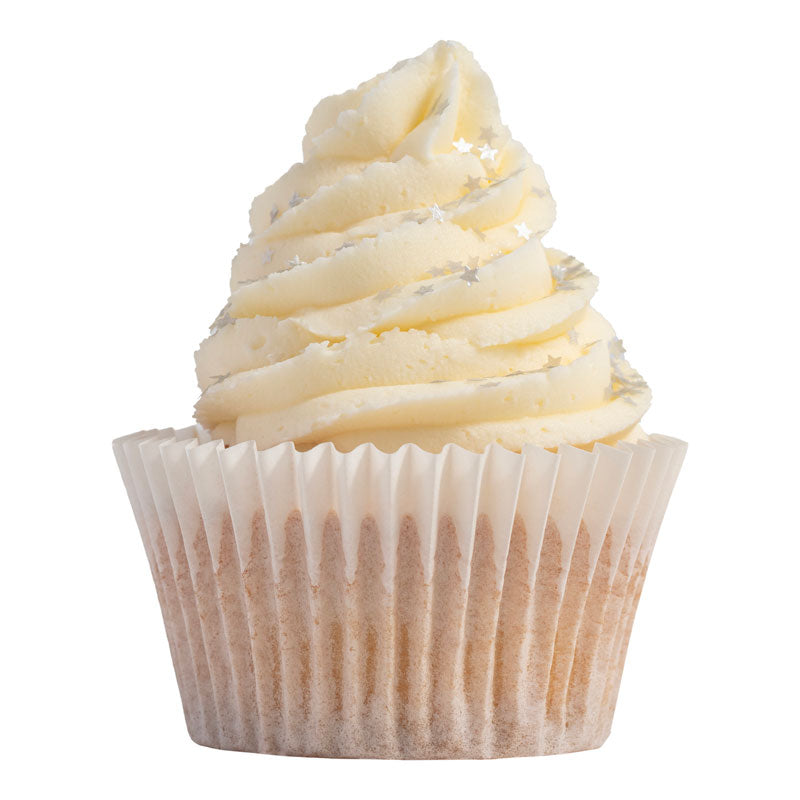Vaniljcupcake dekorerad med ätbara silverstjärnor som glittrar i den ljusa frostingen.