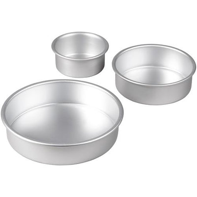 Tre runda bakformar i aluminium från Wilton, olika storlekar.