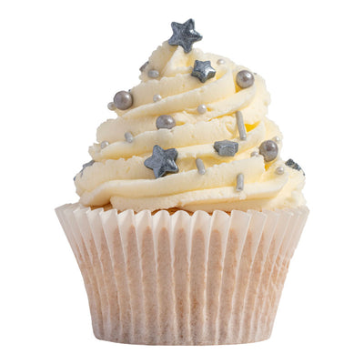 Cupcake dekorerad med silverfärgat julströssel i form av stjärnor, pärlor och stavar.