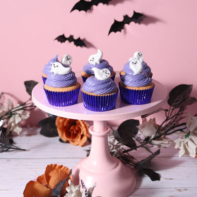 Lila cupcakes dekorerade med spöken i halloween-tema