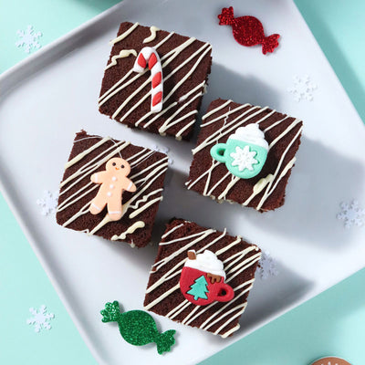 Brownies dekorerade med Christmas Cheer-dekorationer.