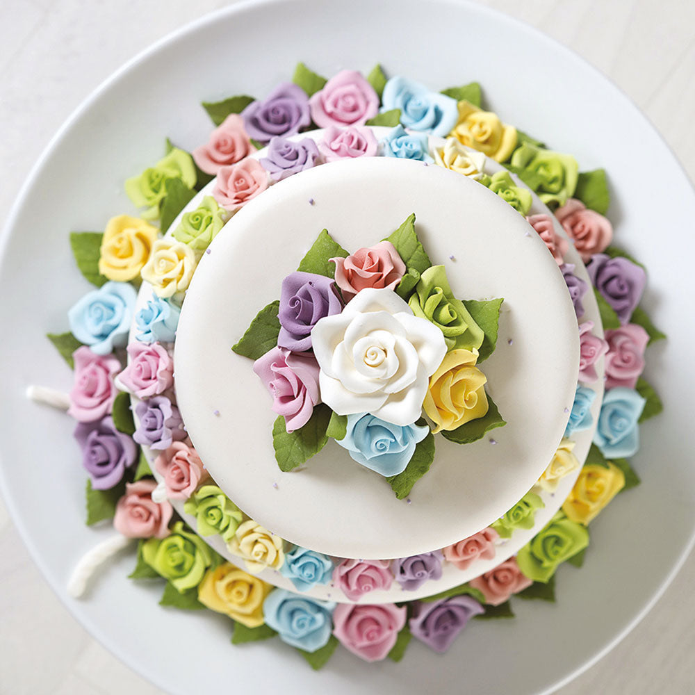 Tårta dekorerad med ätbara rosor