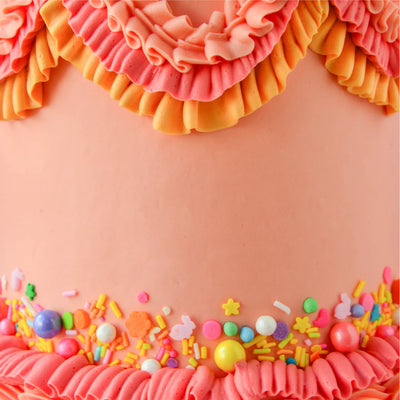 Tårta med rosafärgad smörkräm färgad av Colour mill's färg Coral
