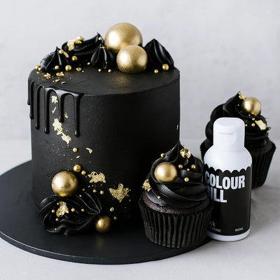 Svart tårta och cupcakes färgade med Colour Mill svart oljebaserad livsmedelsfärg, dekorerade med guld