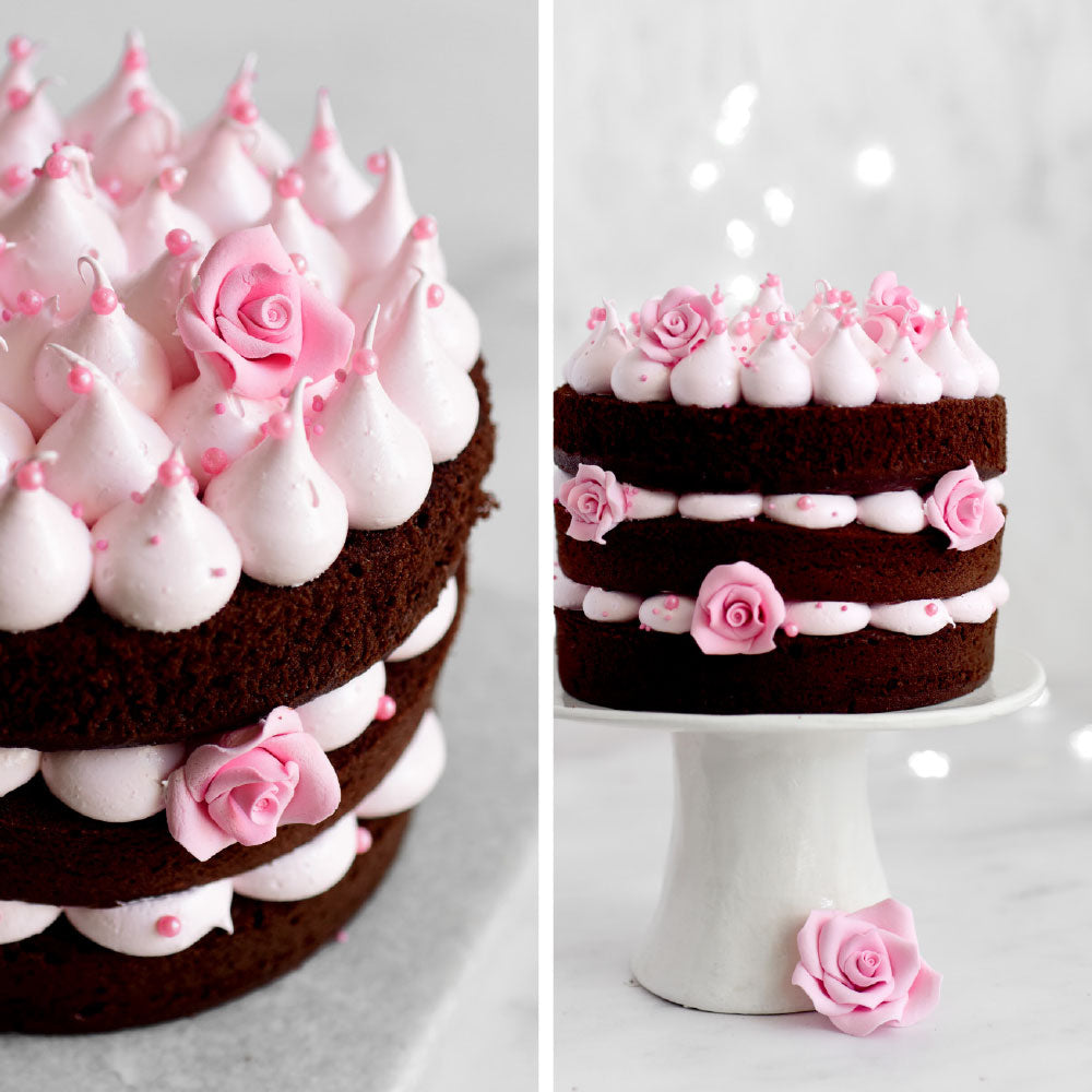 Chokladtårta dekorerad med rosa frosting och rosa ätbara rosor