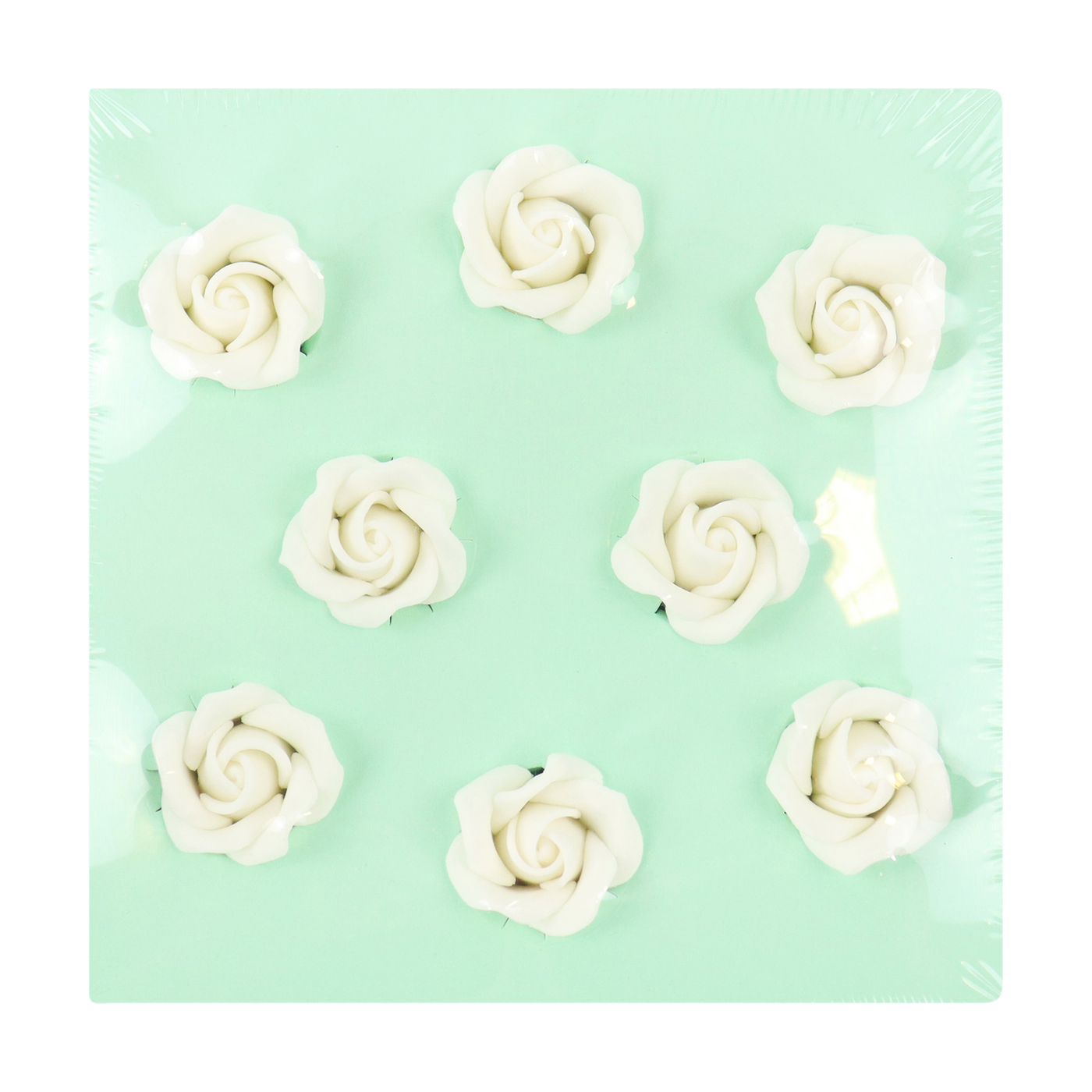 Ätbar tårtdekoration i form av vita rosor