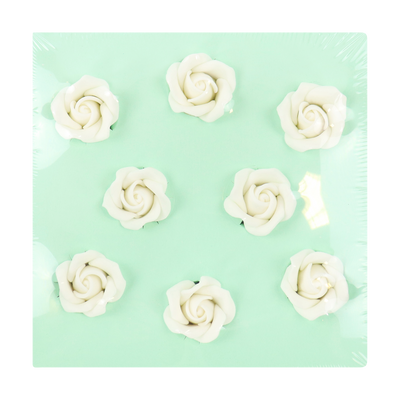 Ätbar tårtdekoration i form av vita rosor
