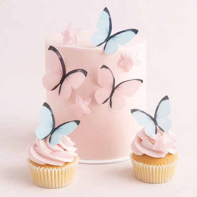 Rosa tårta och cupcakes dekorerade med ätbara fjärilar och blommor i pastellrosa och blått från Wilton.