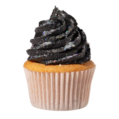 Vaniljcupcake med krämig svart frosting dekorerad med silvriga glitterflakes