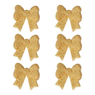 Gyllene ätbara rosetter placerade i rader mot vit bakgrund