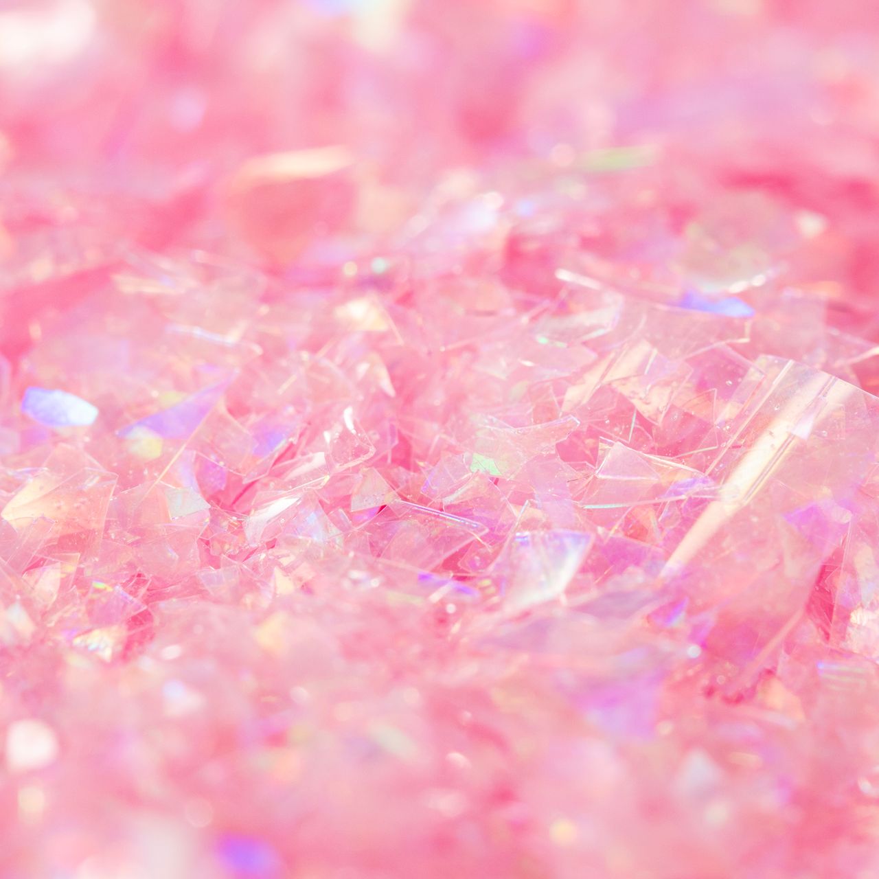 Närbild av rosa iriserande ätbara glitterflakes Pink Topaz från PME