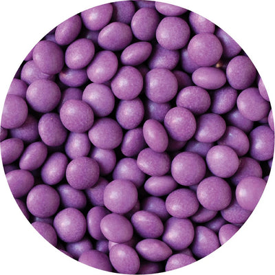 Närbild på violetta chokladpärlor från Decora, glansigt strössel för dekorering av tårtor, cupcakes och desserter.
