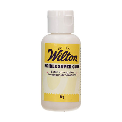 Närbild på en vit flaska med Wilton Edible Super Glue – ätbart superlim för dekorationer.