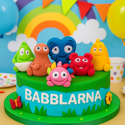 Babblarna tillverkade i sockerpasta, pryder en färgglad födelsedagstårta