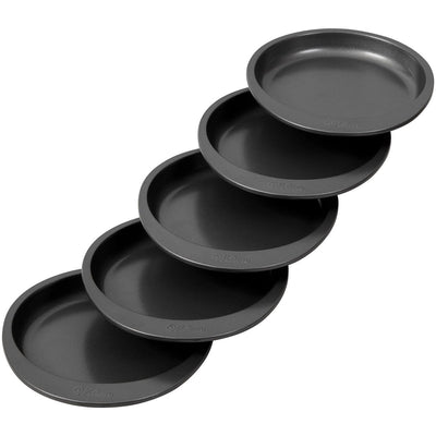 Fem svarta runda non-stick-bakformar från Wilton i set