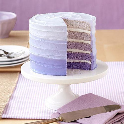 Lila ombre-tårta med fem lager bakad i Wilton Cake Pan Easy Layers
