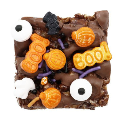 Brownie dekorerad med halloween-strössel