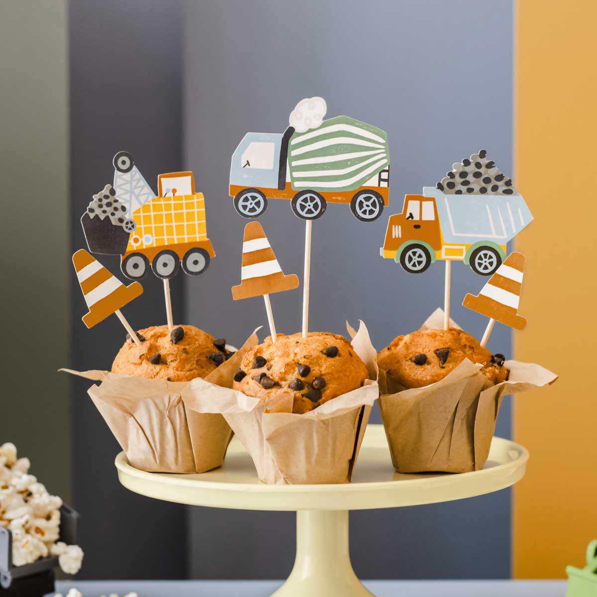 Muffins dekorerade med cake toppers föreställande bilar och fordon