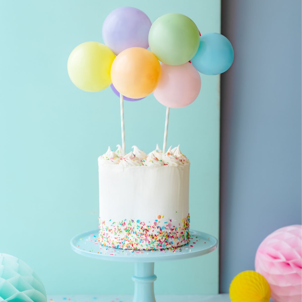 Cake topper med färgglada ballonger