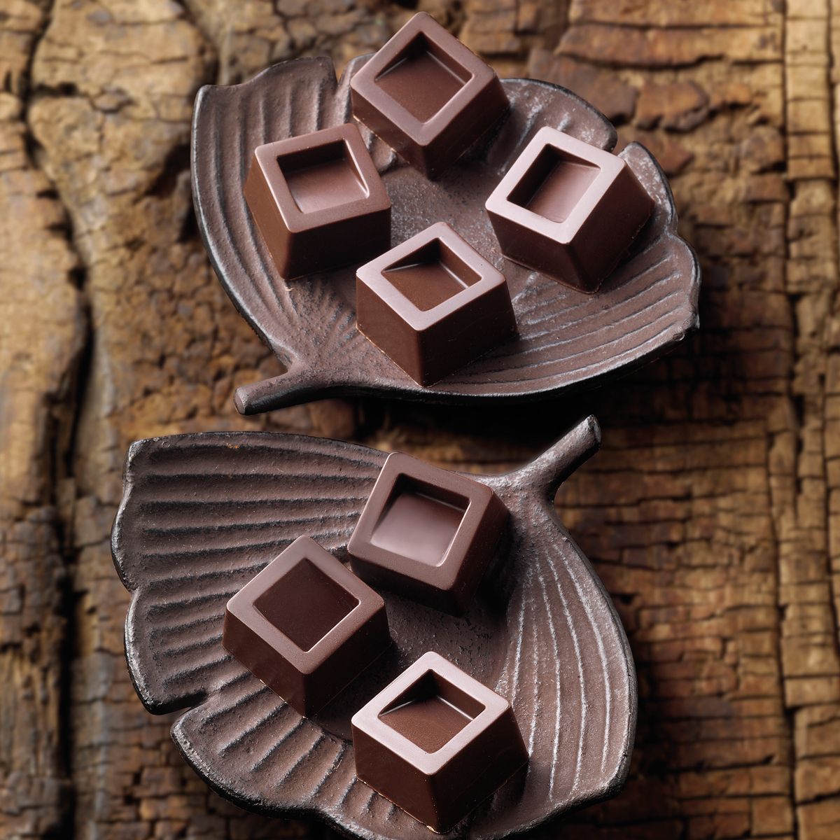 Fyrkantiga praliner tillverkade med chokladform i silikon