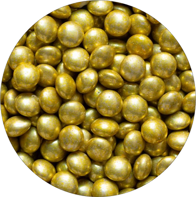 Närbild på guldfärgade chokladlinser som används som dekorativt strössel