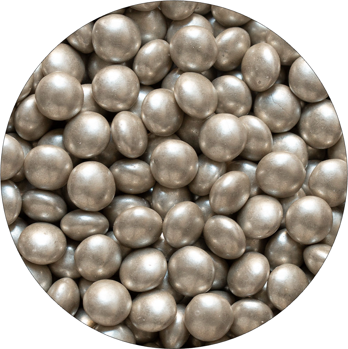 Närbild på silverfärgade chokladlinser som används som dekorativt strössel.
