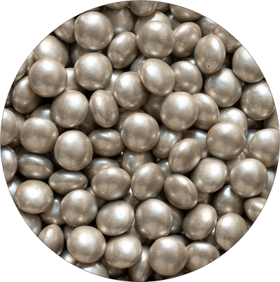 Närbild på silverfärgade chokladlinser som används som dekorativt strössel.