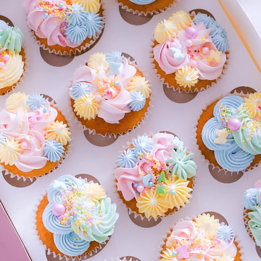Cupcakes dekorerade med blå frosting färgade med Colour mill's ätbara färg Blue bell