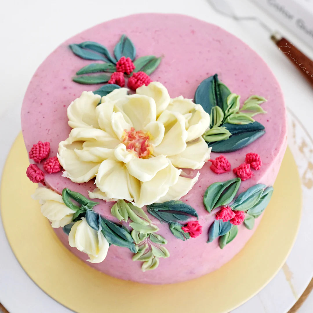 Tårta med dekorationer färgade med Colour mill's ätbara färg Raspberry