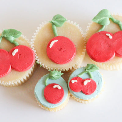 Cupcakes med körsbär färgade med Colour mill's ätbara röda färg Red