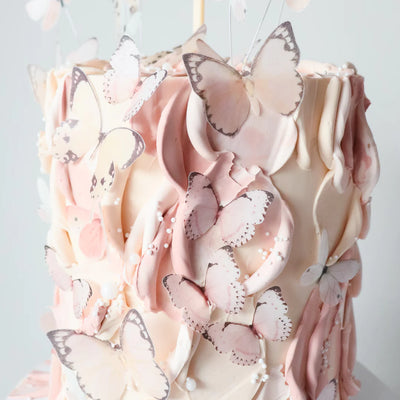 Tårta där frostingen färgats med Colour mill's nyans Blush