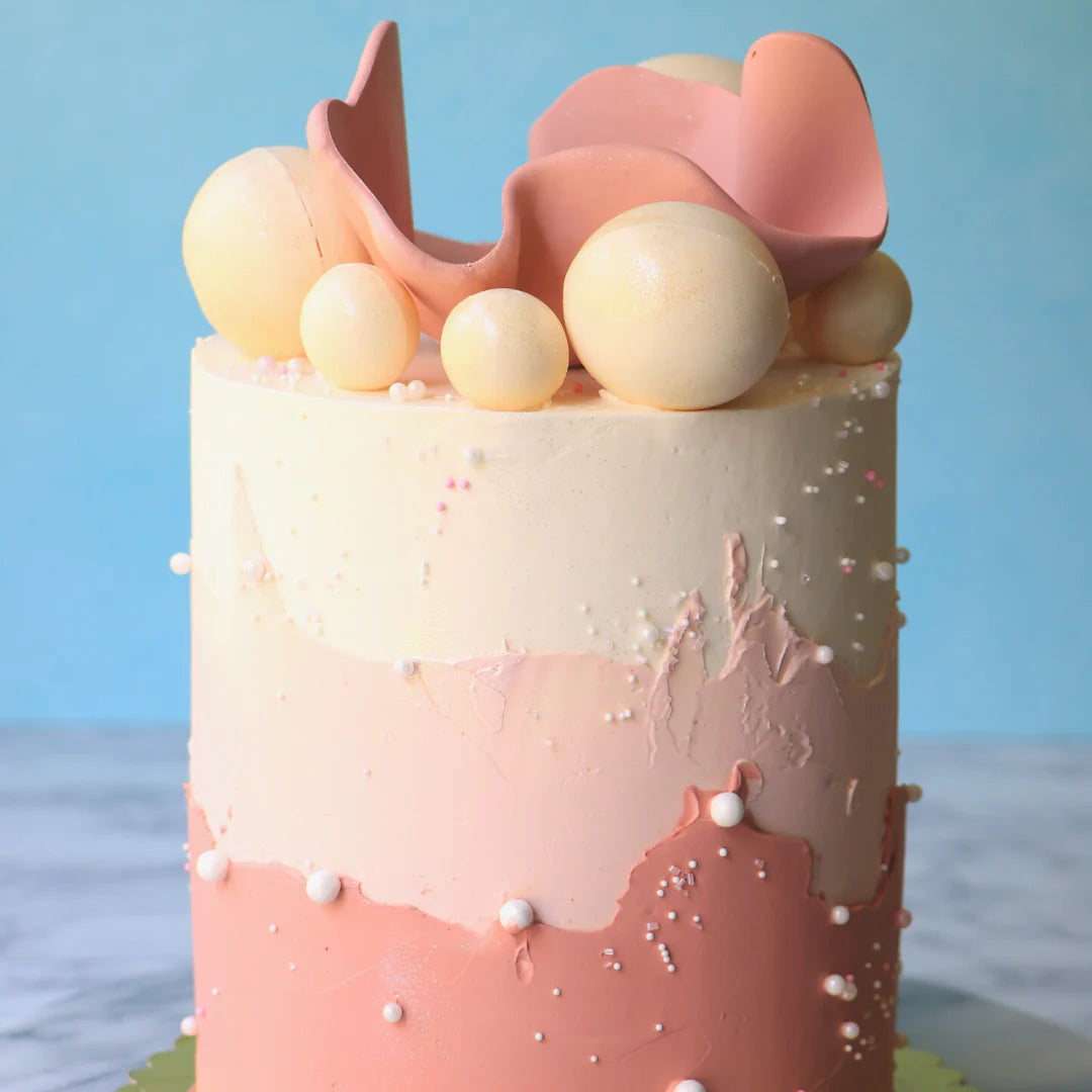 Exempelbild på tårta färgad med Colour mill's ätbara färg Dusk