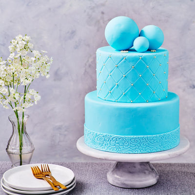 En ljusblå tårta täckt i covering paste
