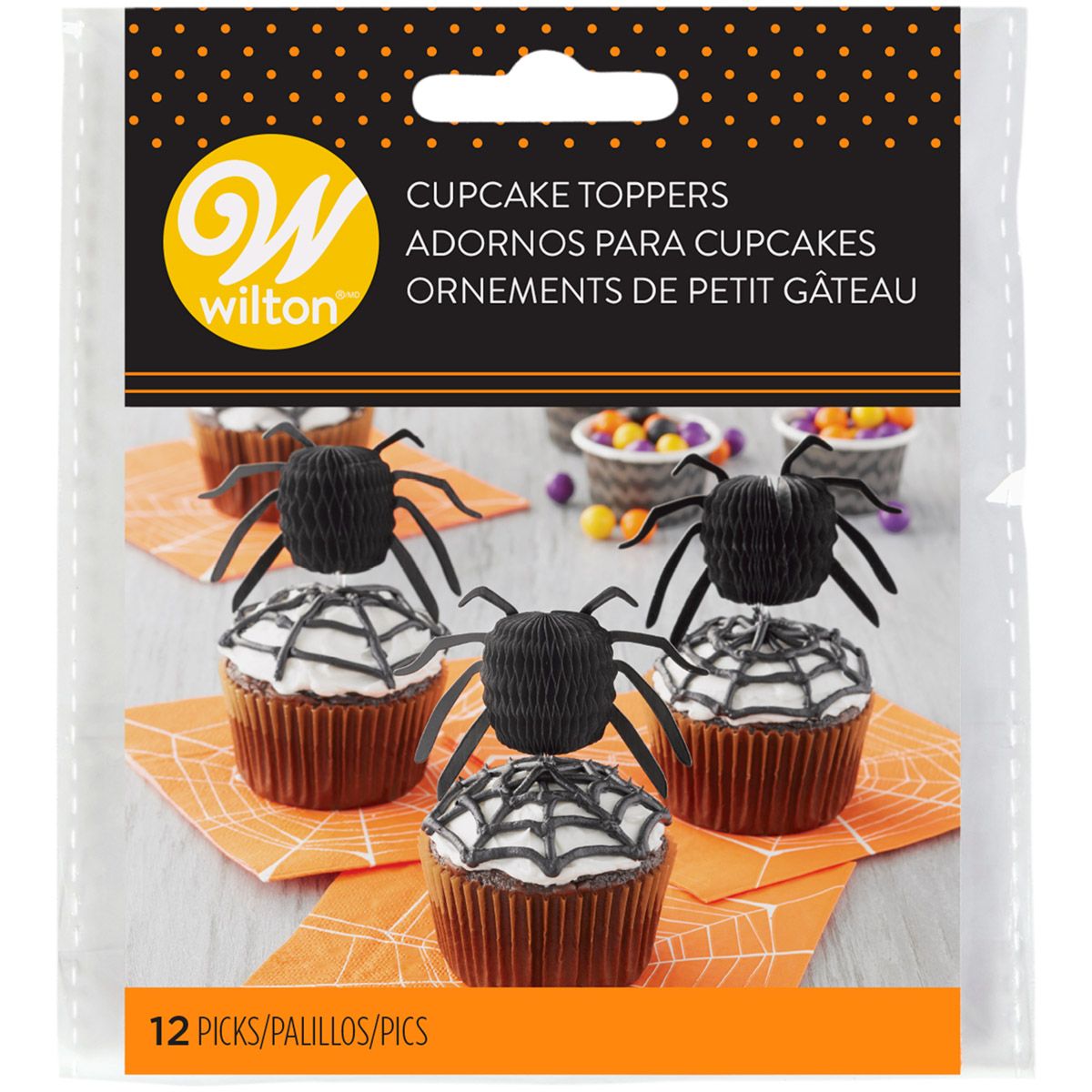 Cupcake toppers i form av svarta spindlar, fästa på muffins dekorerade med spindelnät