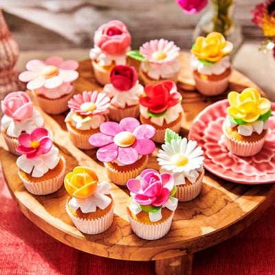 Cupcakes med ätbara blommor på