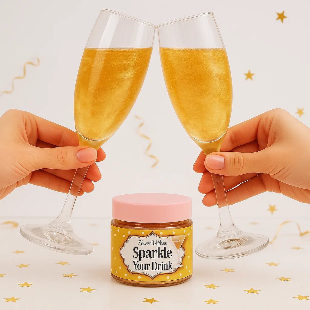 Två glas med gyllene, glittrande dryck och burk med Sparkle Your Drink från Sweet Kitchen.