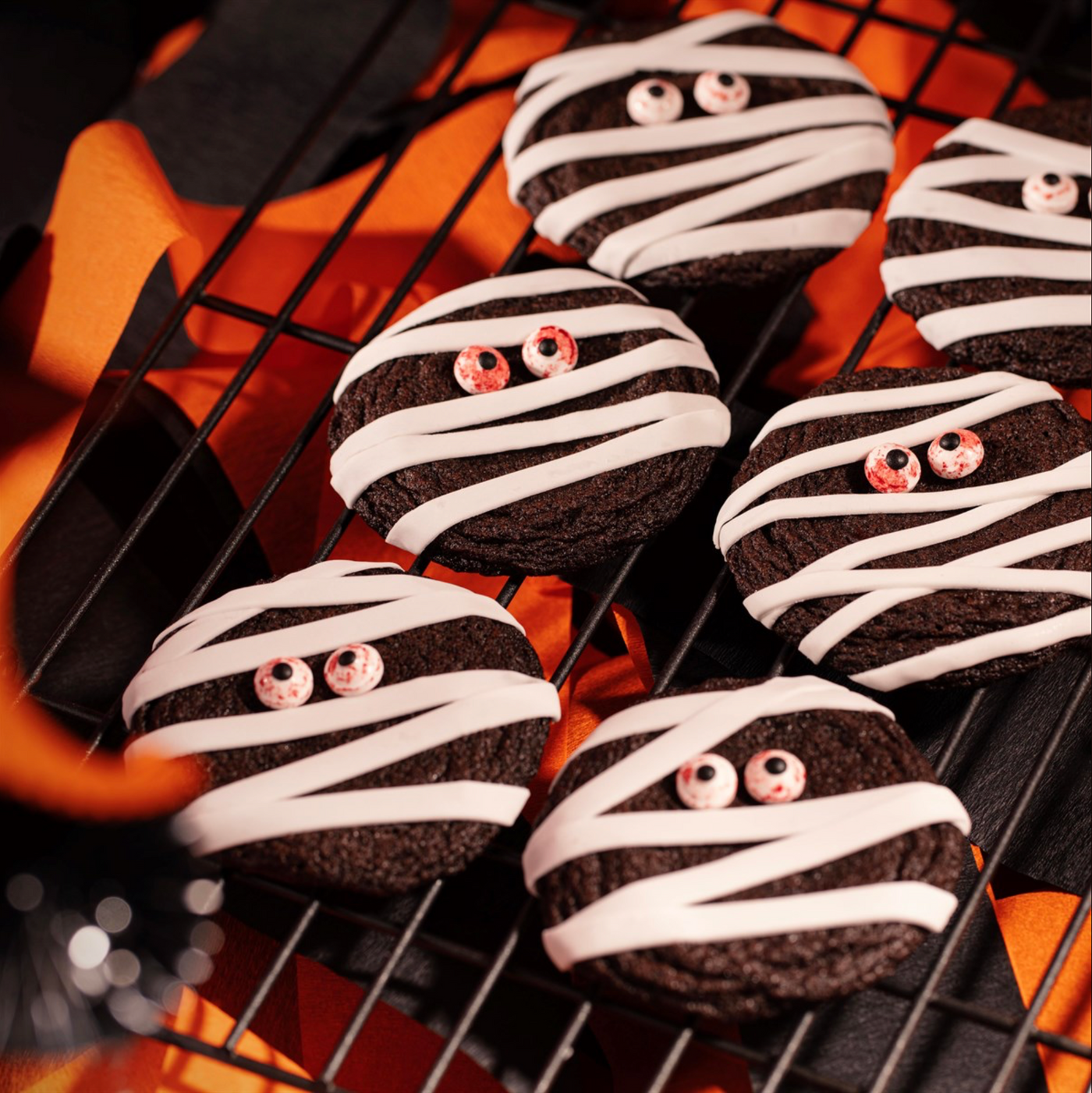 Halloweenkakor med vit glasyr i mumie-mönster och blodiga ätbara ögon från PME