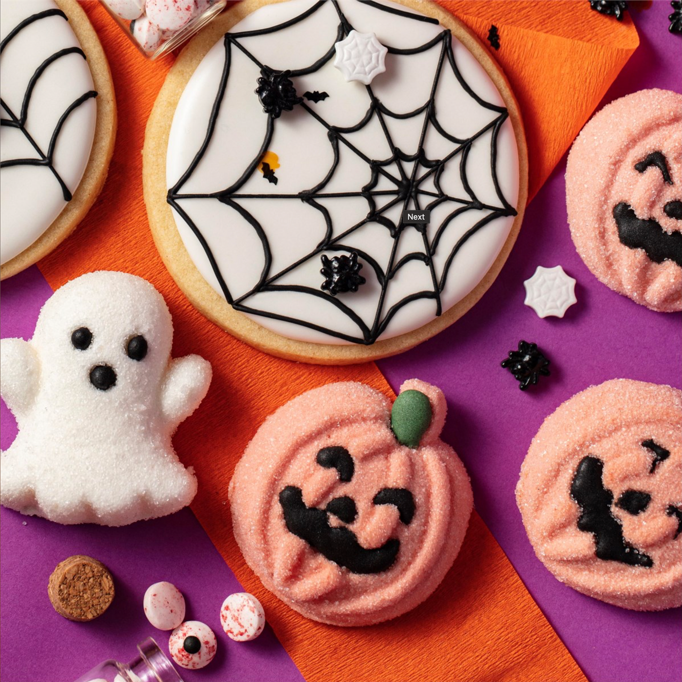Bakverk till halloween med spöken och pumpor av marshmallows