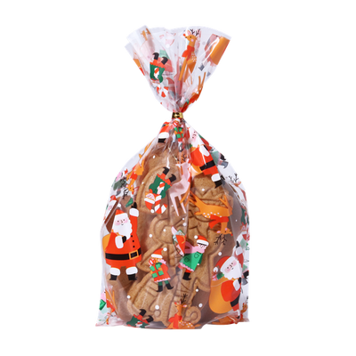 Transparenta julpåsar fyllda med kakor och godis, dekorerade med tomtemotiv