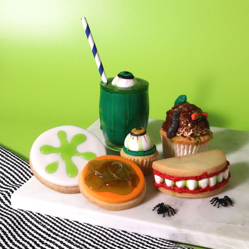 Skrämmande halloween-bakverk dekorerade med ätbart grönt slime