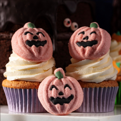Cupcakes med PME Halloween marshmallows i pumpaform som dekoration