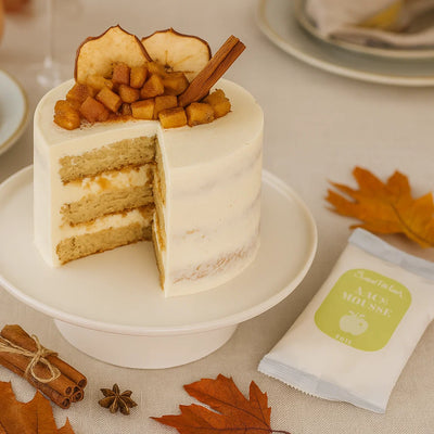 Höstig tårta med äpple och kanel, där tårtmoussen är gjord på moussepulver från SweetKitchen i smaken Äpple.