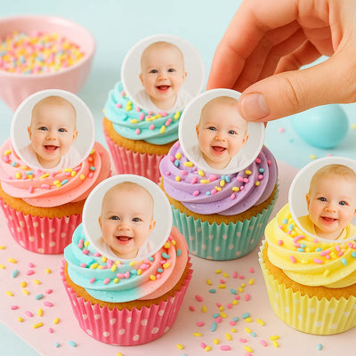 Ätbara runda muffinsbilder av oblatpapper föreställande en gullig bebis, som dekorerar färgglada cupcakes